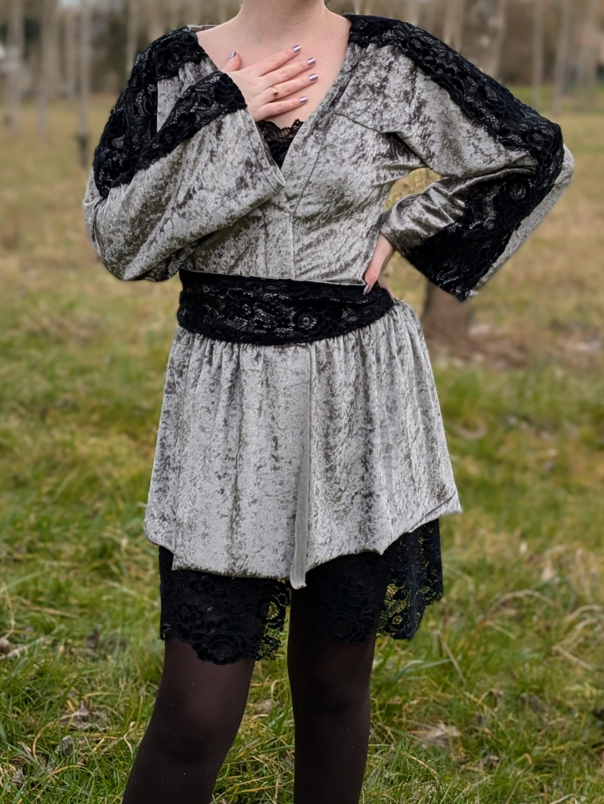 robe kimono velours bronze et dentelle noire. Vue totale haute définition. Pièce sélectionnée Pantine mokka.