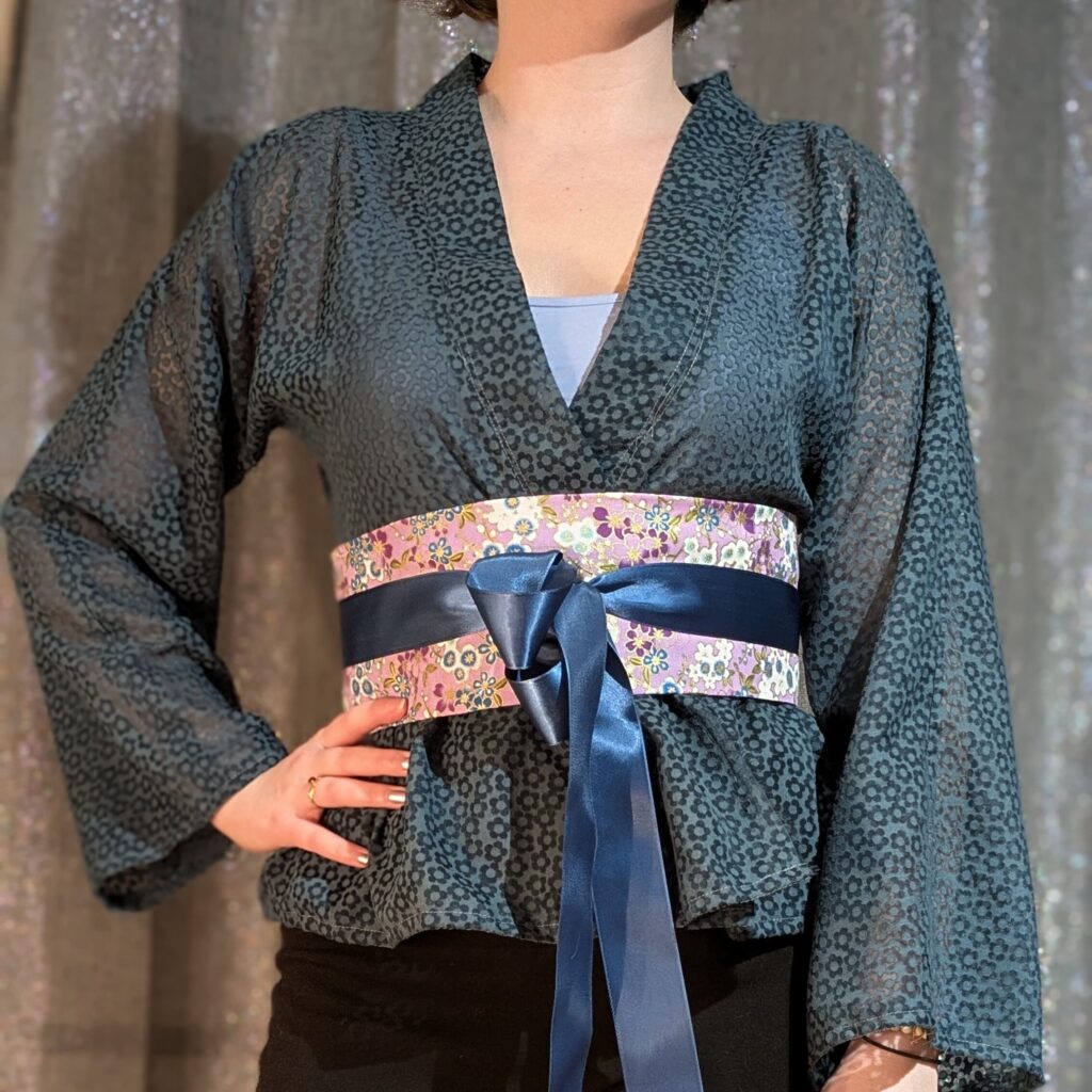kimono court semi-transparent fleuri bleu